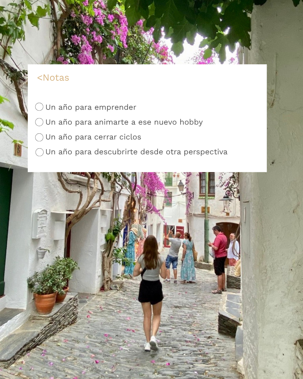 Escritorio de trabajo con notas de sesión y carta astrológica